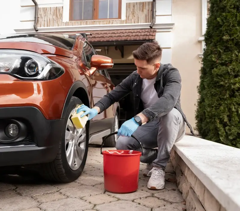 Lavage auto à domicile Cuffies : professionnel intervenant sur un véhicule